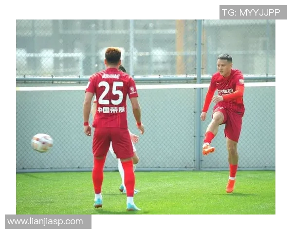 重庆足球队比赛经验引发热议球迷对战术选择和球员表现各执己见